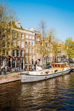 Amsterdam Kanalı 'ndaki bir yatın dikey yakın çekimi.