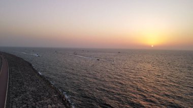 Gün batımında güzel bir deniz manzarası