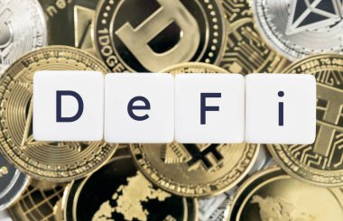 DEFI ya da Yerel Finans kavramı. Kripto bozuk paraların arkaplanındaki küp bloklarda metin. Üst görünüm