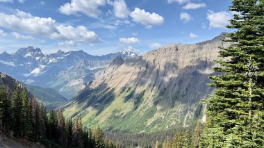 Great Divide Trail, Kanada 'daki kayalık bir tepenin manzaralı bir görüntüsü