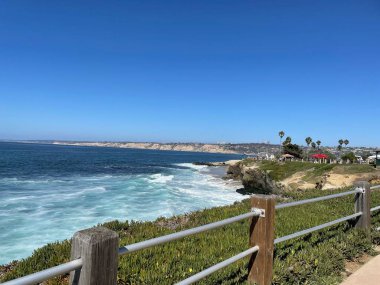 La Jolla Koyu sahilinde dalgalar