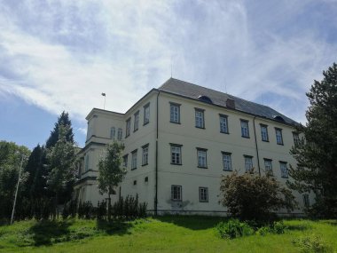 Kopidlno Kalesi 'nin ağaçlarla çevrili güzel bir görüntüsü.