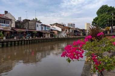 Malezya 'nın su ve binalarla çevrili havadan manzarası