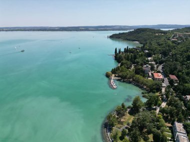 Eski köyün ve Macaristan 'daki Balaton Gölü' nün hava manzarası.