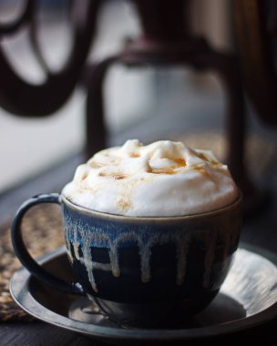 Mavi bardakta sığ bir latte odağı