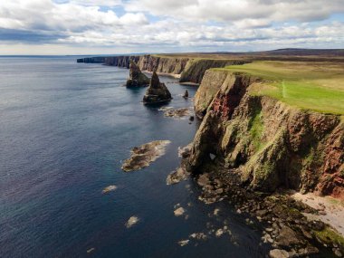Parçalı bulutlu bir günde Duncansby Stacks 'ın hava sahili manzarası