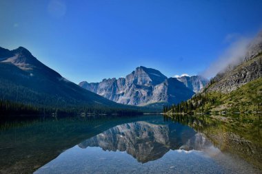 Montana 'daki Buzul Ulusal Parkı' ndaki büyüleyici yüksek dağlar ve orman
