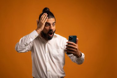 Portakal rengi arka planda duygularını gösteren İspanyol bir adamın güzel bir resmi.