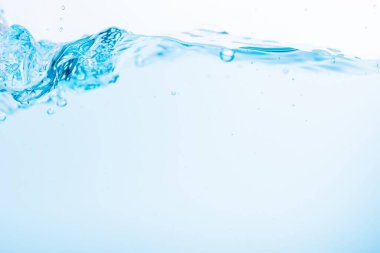 Mavi su dalgalarının yüzeyi beyaz bir zemine vuruyor.