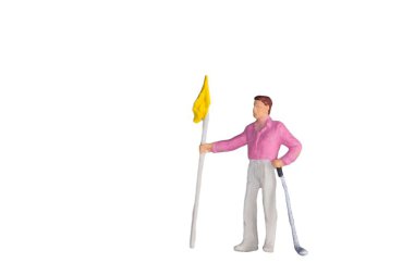 Golf sopası ve beyaz arka planda bayrağı olan bir golfçü. ön görünüm