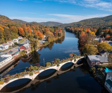 İngiltere 'deki New England Hill kasabasının hava manzarası ve sonbahar manzarası.