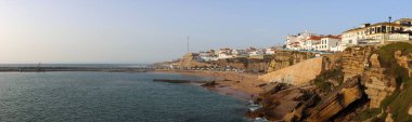 Portekiz 'in Ericeira köyünün nehir kıyısındaki panoramik manzarası