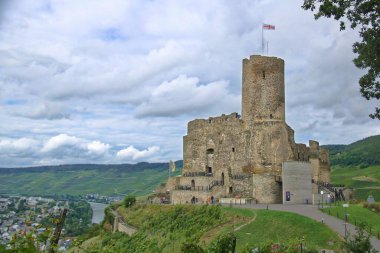 Landshut Kalesi 'nin kalıntıları Moselle Vadisi' nde güzel bir manzarayla çevrili.