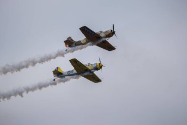 Hava gösterisi sırasında gökyüzünde uçan uçakların görüntüsü
