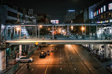 Gece Bangkok, Tayland 'da yaya köprüsü olan bir yol.