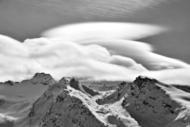 Fransız Alplerinin karlı zirvelerinin gri pulu