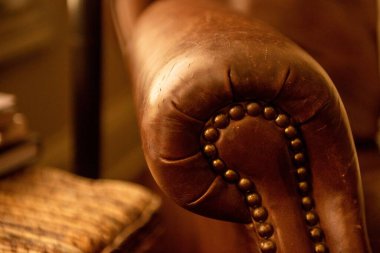 Düğmeleri olan eski İngiliz deri koltuğu yakın plan.