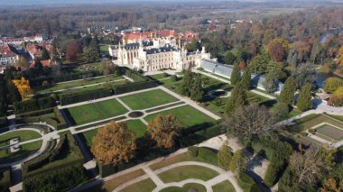 Çek Cumhuriyeti, Lednice 'deki Peri Masalı Kalesi' nin havadan çekilmiş bir fotoğrafı.