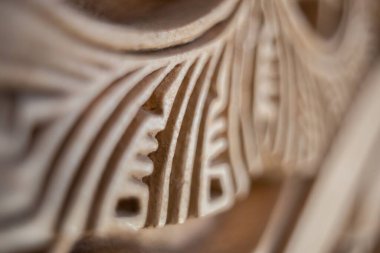 Tahta bir iç tasarımın seçici odak noktası. Çiçekli bir süs.