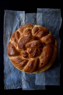 Taze pişmiş ev yapımı ekmeğin üst görüntüsü.