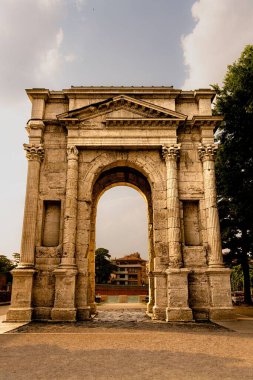 Verona, İtalya 'da bulunan Arco dei Gavi' nin dikey alçak açısı.