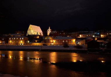 Finlandiya 'nın Uusimaa bölgesindeki ortaçağ Porvoo kasabasının gece manzarası