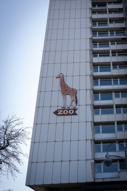 Berlin, Almanya 'daki Zoolojist Garten İstasyonu' nun önünde bir zürafa tabelası var.