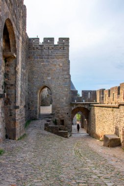 Tüm eski kasabayı çevreleyen iki duvar arasında boşluk, ya da...