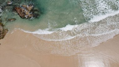 Avustralya, Yeni Güney Galler 'deki Dark Point kumlu plajındaki küçük kaya oluşumunun insansız hava aracı görüntüsü.