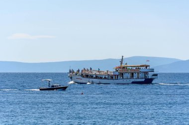 Hırvatistan 'ın Rabac kenti yakınlarında denize açılan Balık Pikniği turizm gemisi