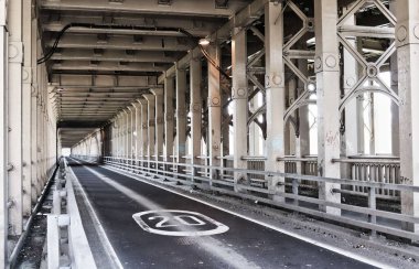 Newcastle, İngiltere 'deki çelik köprüde 20 hız limiti olan modern yol.