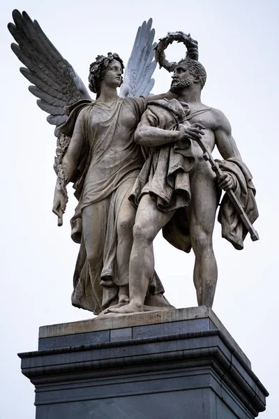 ドイツのベルリンで ナイキの垂直ショットはヒーロー彫刻をクラウン — ストック写真