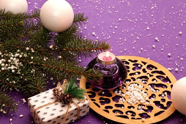 Weihnachtsstillleben Einer Kerze Eines Geschenks Tannenzweigen Und Kugeln — Stockfoto