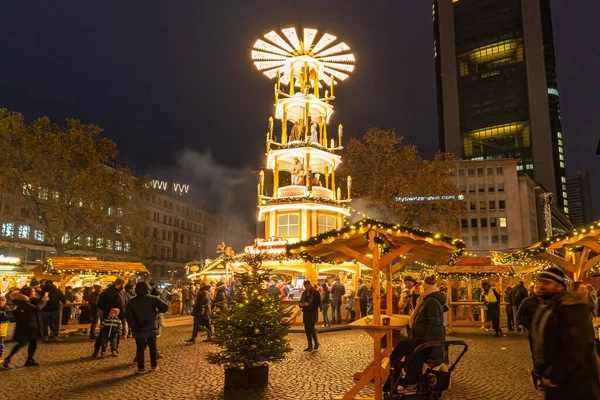 Pirámide Navidad Mercado Navidad Rossmarkt Por Noche Frankfurt Alemania — Foto de Stock