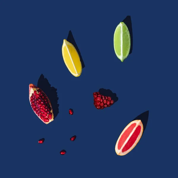 Eine Draufsicht Auf Granatapfelscheiben Und Zitrusfrüchte Auf Blauem Hintergrund — Stockfoto