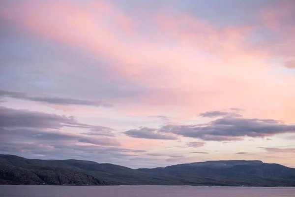 Спалахкотливий Схід Сонця Над Пагорбами Озером Норвегії — стокове фото