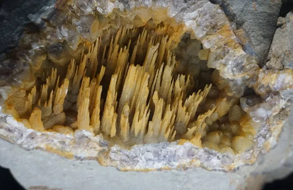 Uma Pedra Mineral Com Formação Abstrata Interior — Fotografia de Stock