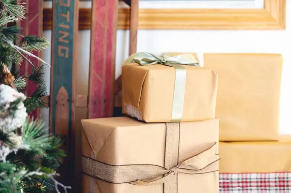 Много Подарочных Коробок Бантами Полу Рождественские Подарки — стоковое фото