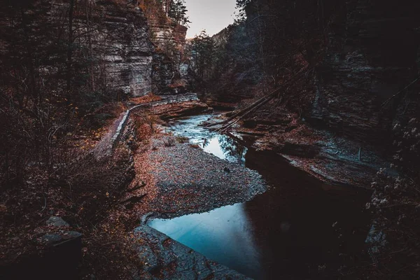 秋天的峡谷中一条蜿蜒的河流 — 图库照片