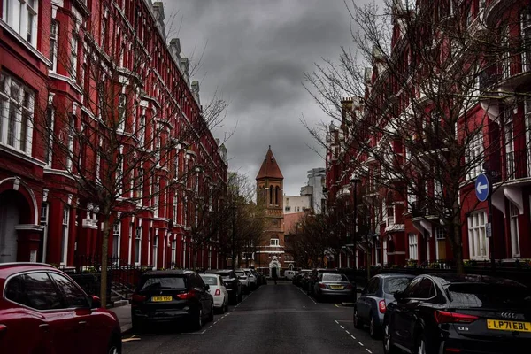 英国伦敦现代建筑附近停着的汽车的特写镜头 — 图库照片