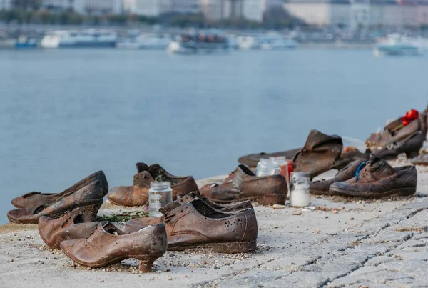 Focus Sélectif Des Chaussures Sur Rive Danube Avec Des Pots — Photo