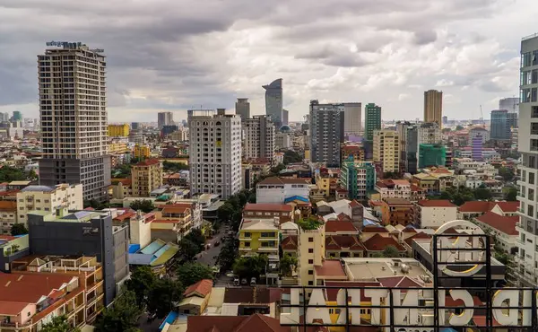 Bulutlu Bir Gökyüzü Altında Birçok Binanın Bulunduğu Phnom Penh Vietnam — Stok fotoğraf