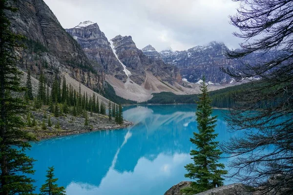 Hermoso Lago Moraine Alberta Canadá Con Reflejos Completos Las Montañas — Foto de Stock