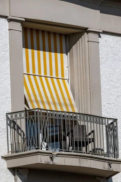 Tiro Vertical Uma Tampa Janela Listrada Amarela Branca Uma Varanda — Fotografia de Stock