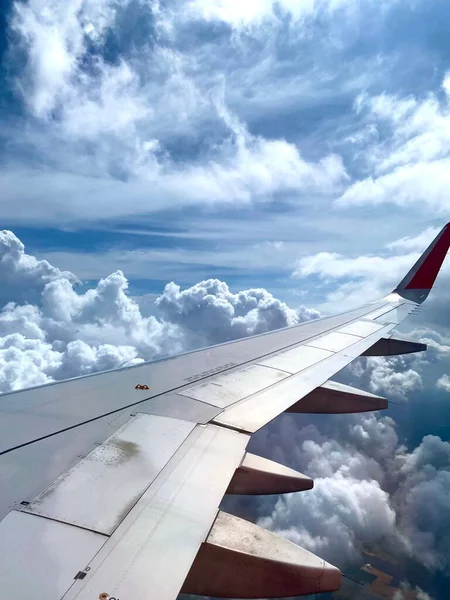Tiro Vertical Nuvens Fofas Visíveis Uma Janela Avião — Fotografia de Stock
