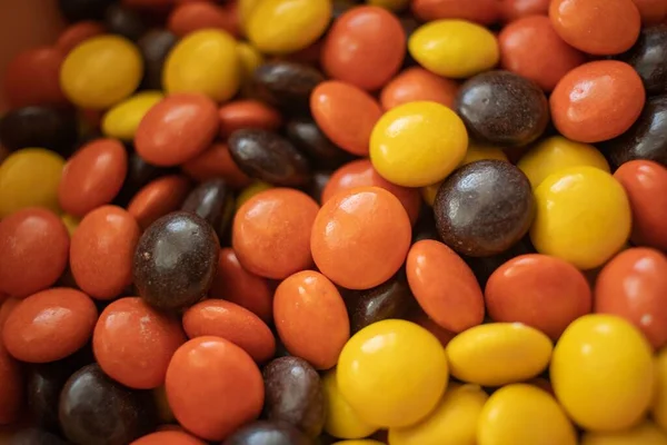 Φθινοπωρινά Σοκολατάκια Reese Pieces Γέμισαν Τυχαία Ένα Πάνω Στο Άλλο — Φωτογραφία Αρχείου
