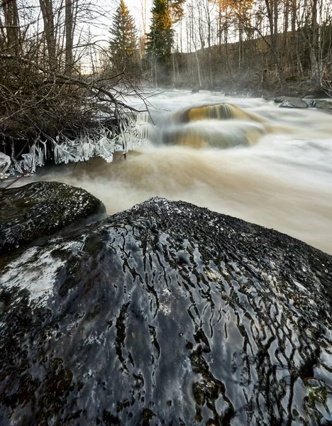 Pionowe Ujęcie Piankowej Rzeki Przepływającej Przez Duże Skały Lesie Długa — Zdjęcie stockowe