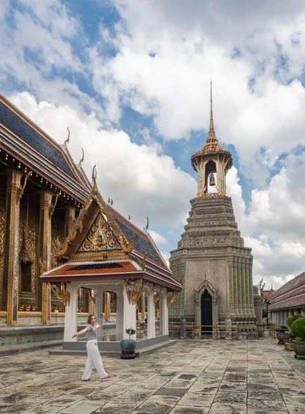 Beyaz Bir Kadın Turist Tayland Bangkok Taki Zümrüt Buda Tapınağı — Stok fotoğraf