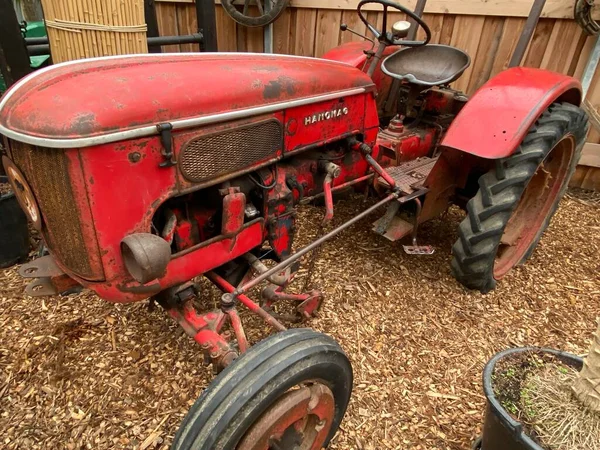 Der Alte Rote Hanomag Traktor Parkte Über Den Hackschnitzeln Einer — Stockfoto