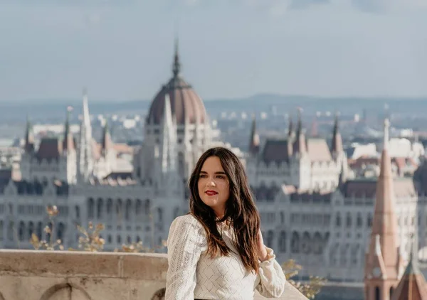 Portrét Mladé Ženy Balkóně Výhledem Maďarský Parlament Budapešť — Stock fotografie